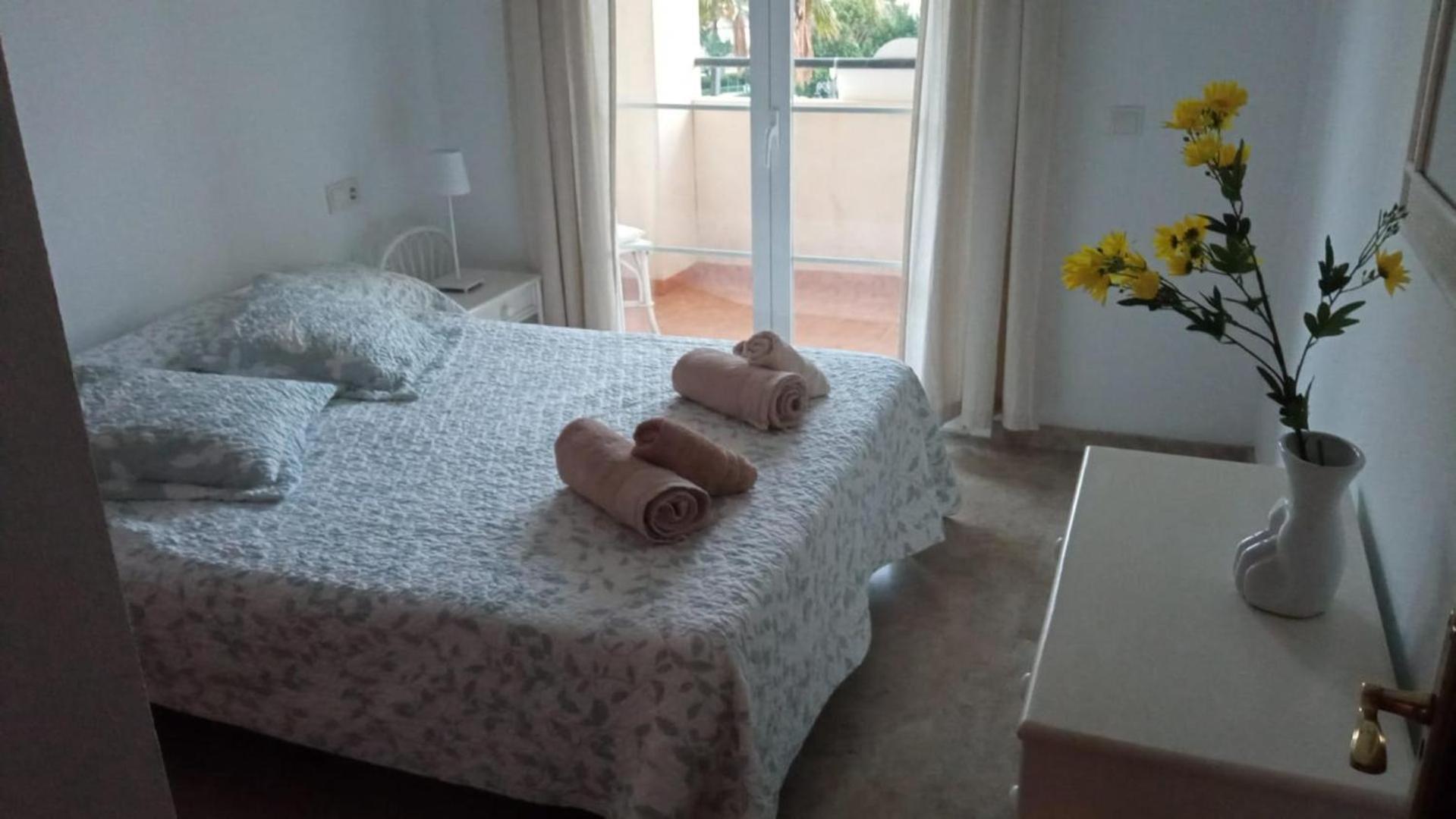 Central 2-Bed Apartment In Estepona Port Exteriör bild