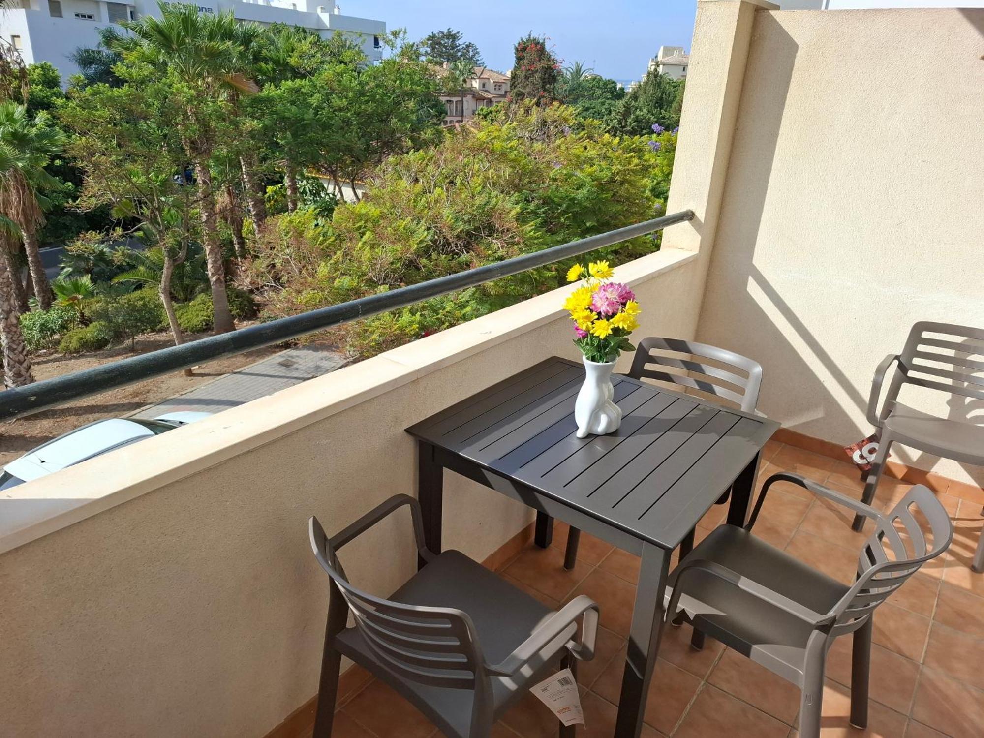 Central 2-Bed Apartment In Estepona Port Exteriör bild